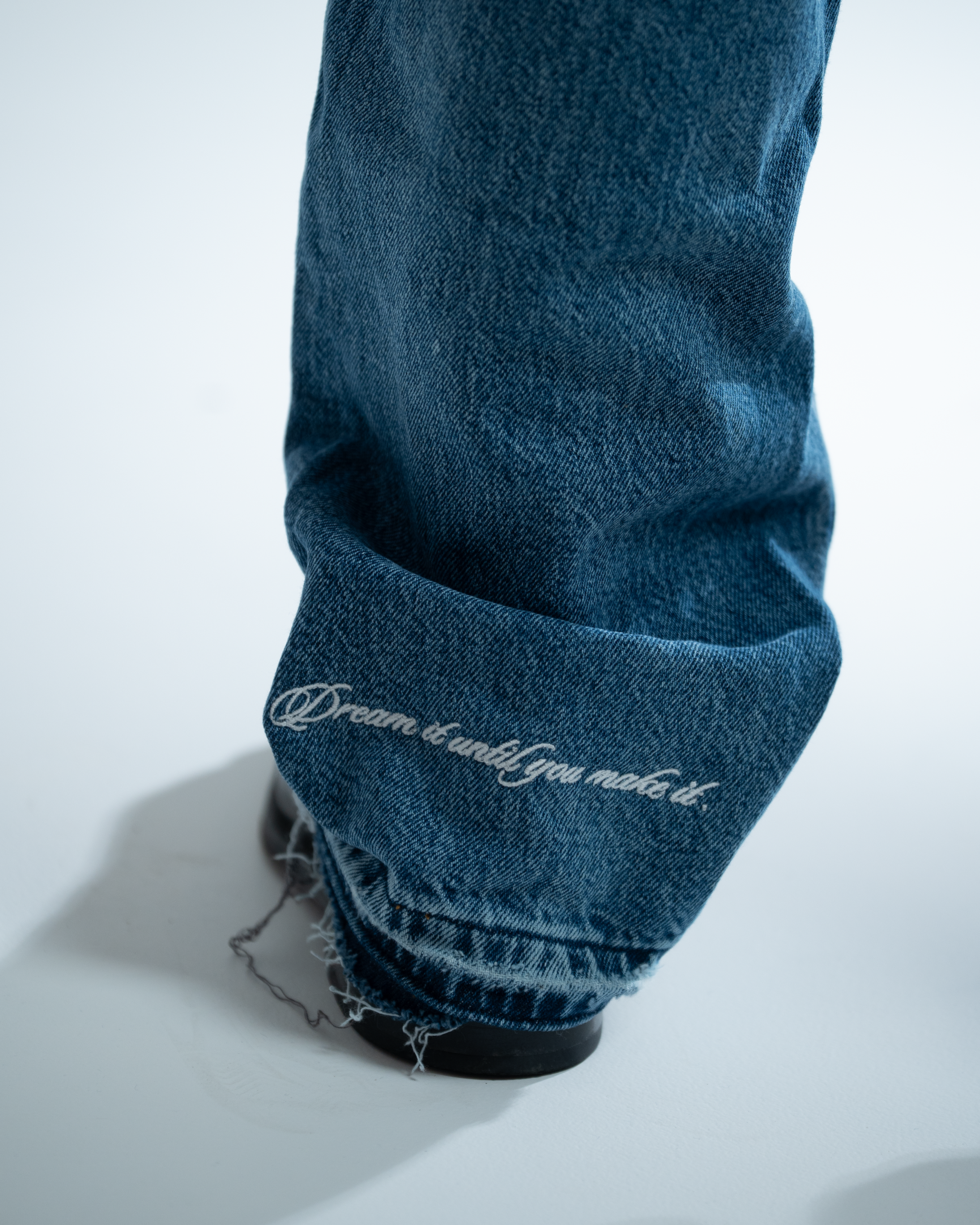 DENIM STRAIGHT JEANS