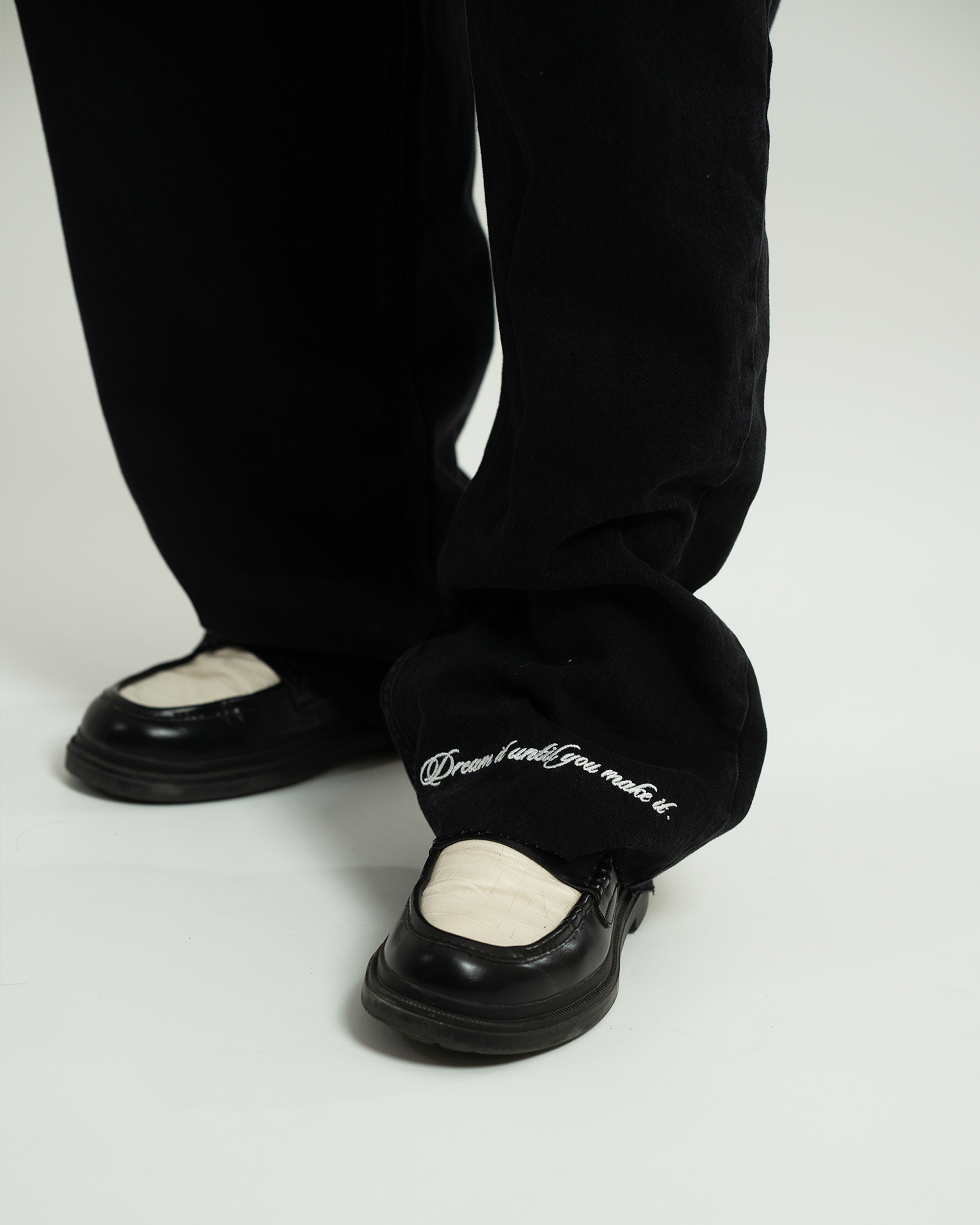 DENIM STRAIGHT RAW HEM JEANS